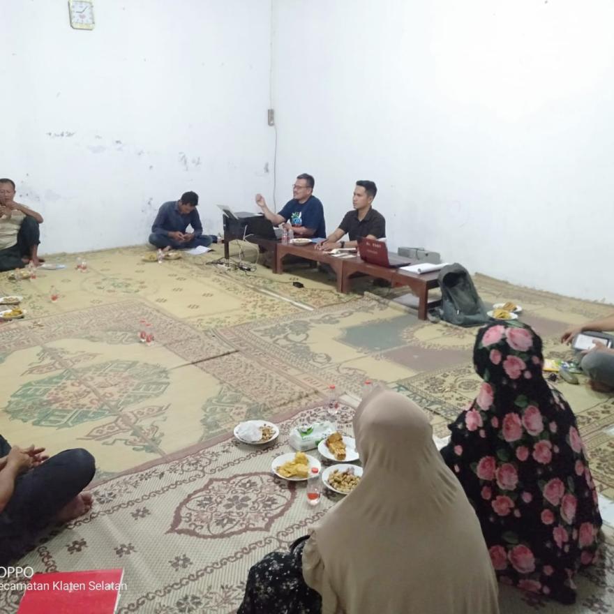 RAPAT RUTIN RW 08 KALORAN BAHAS PROGRAM SOSIAL, LINGKUNGAN, DAN PERSIAPAN HUT KEMERDEKAAN